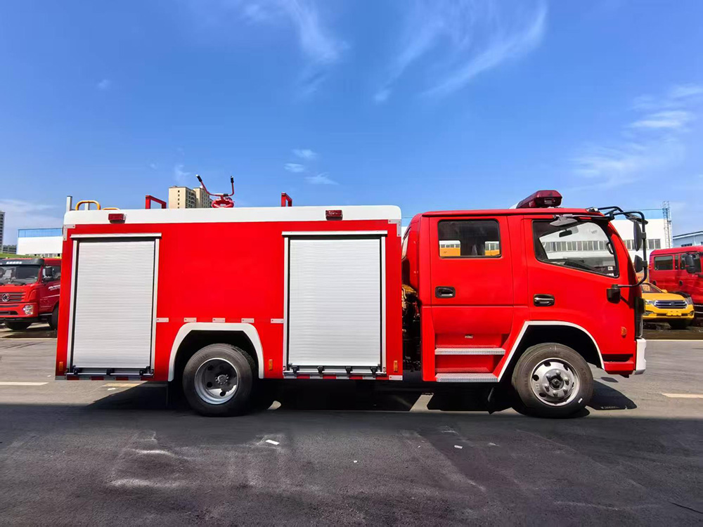 东风4吨水罐150马力消防车