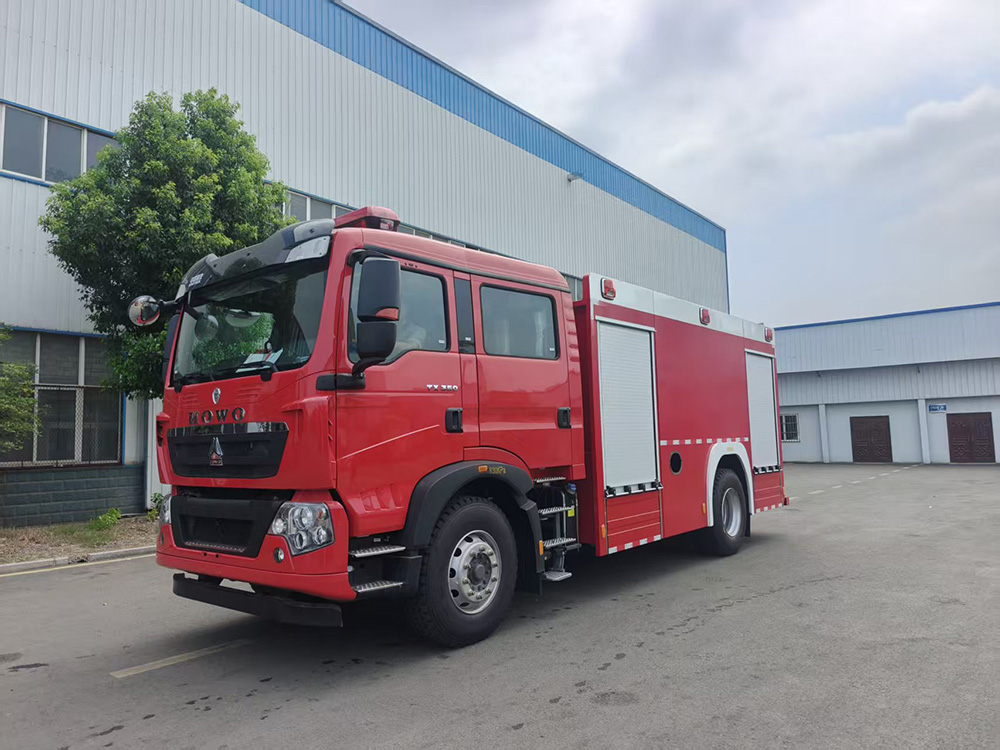 重汽豪沃8吨泡沫消防车