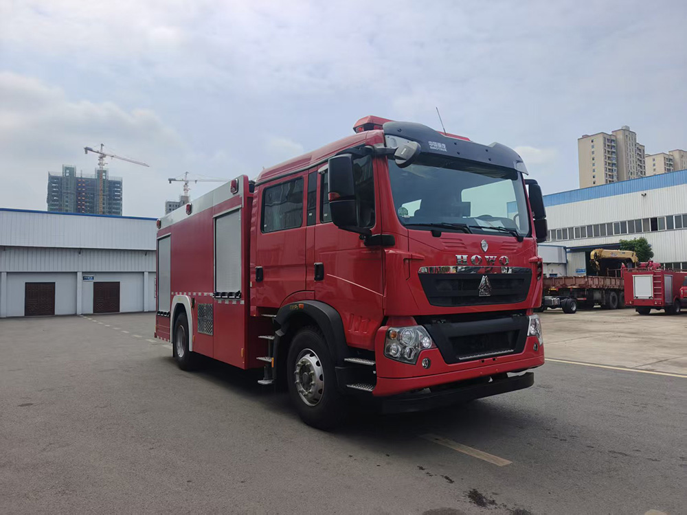 重汽豪沃8吨泡沫消防车