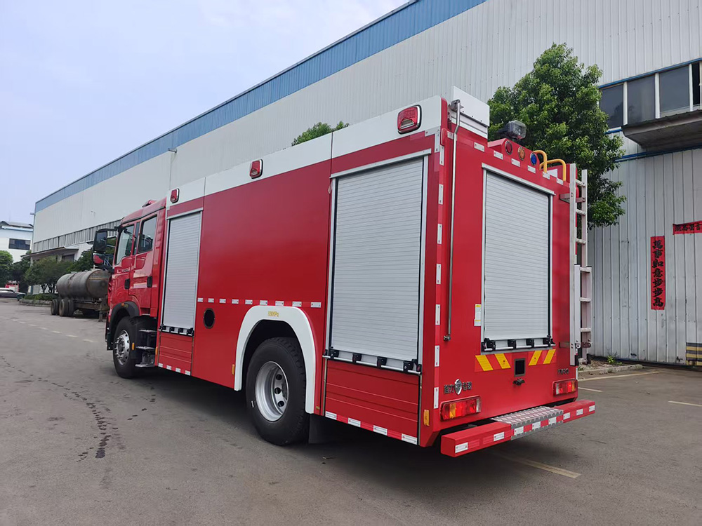 重汽豪沃8吨泡沫消防车