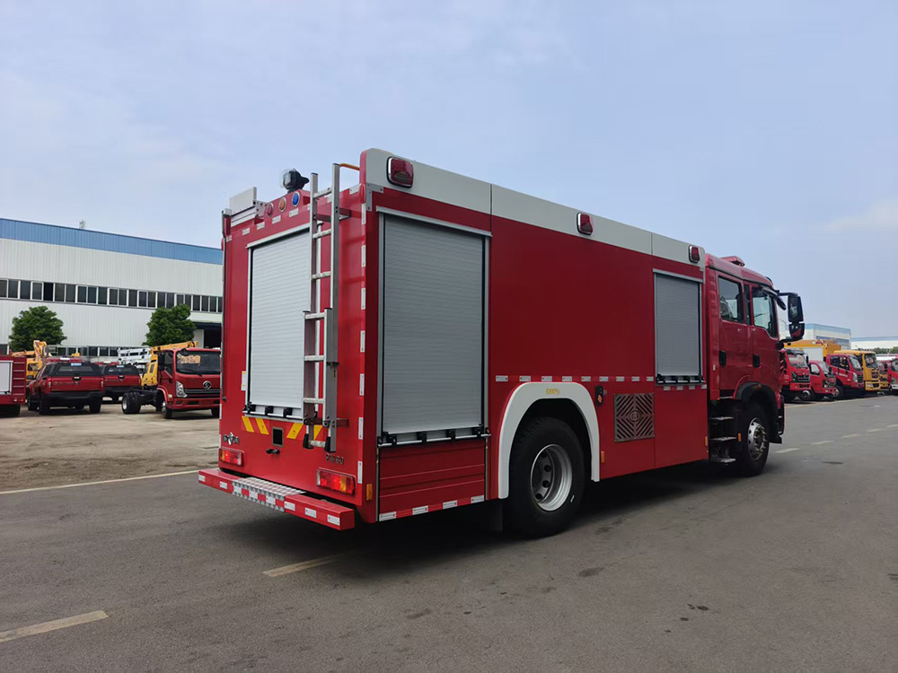 重汽豪沃8吨泡沫消防车