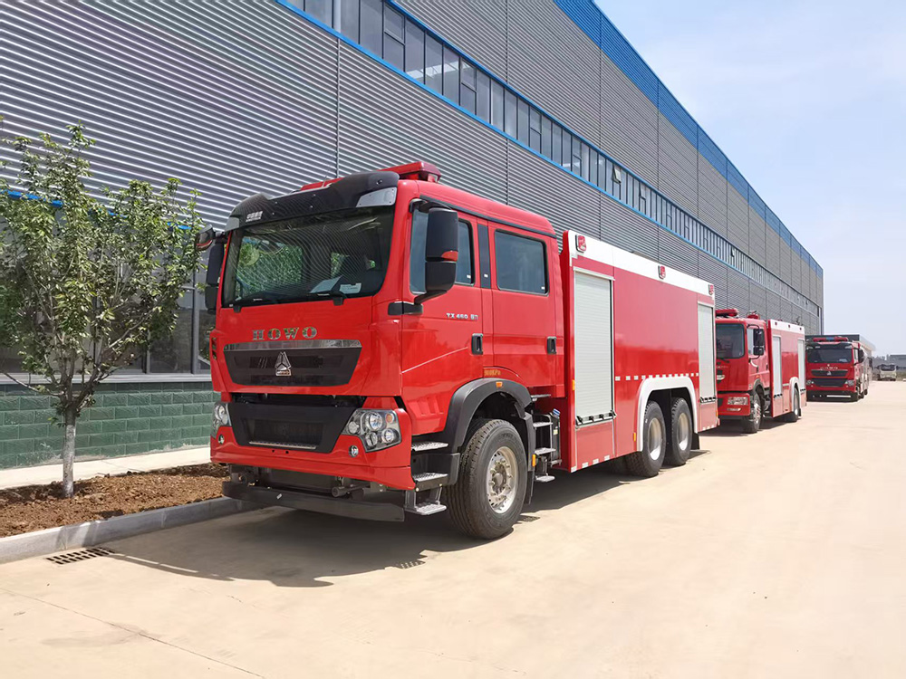 重汽豪沃12吨水罐消防车（463马力）
