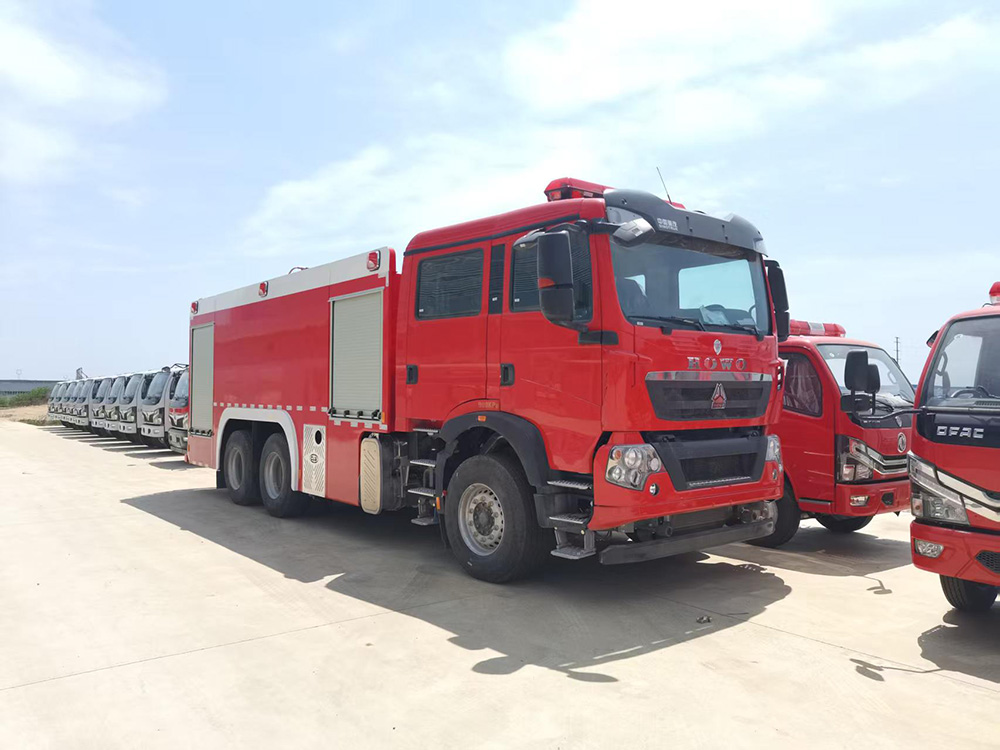 重汽豪沃12吨水罐消防车（463马力）