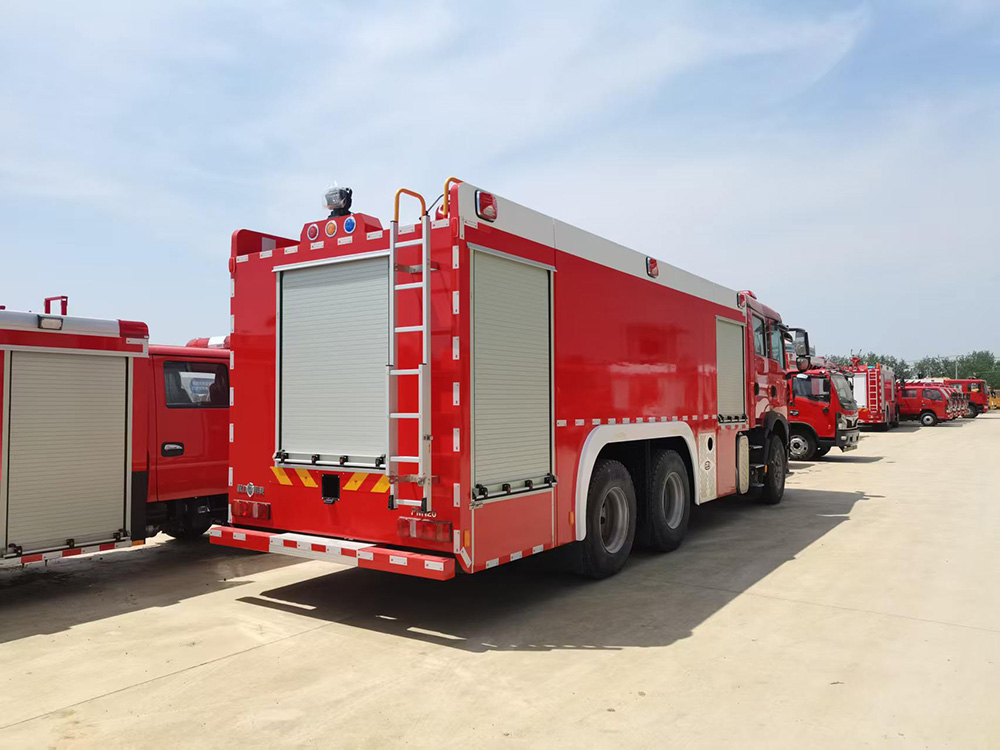 重汽豪沃12吨水罐消防车（463马力）