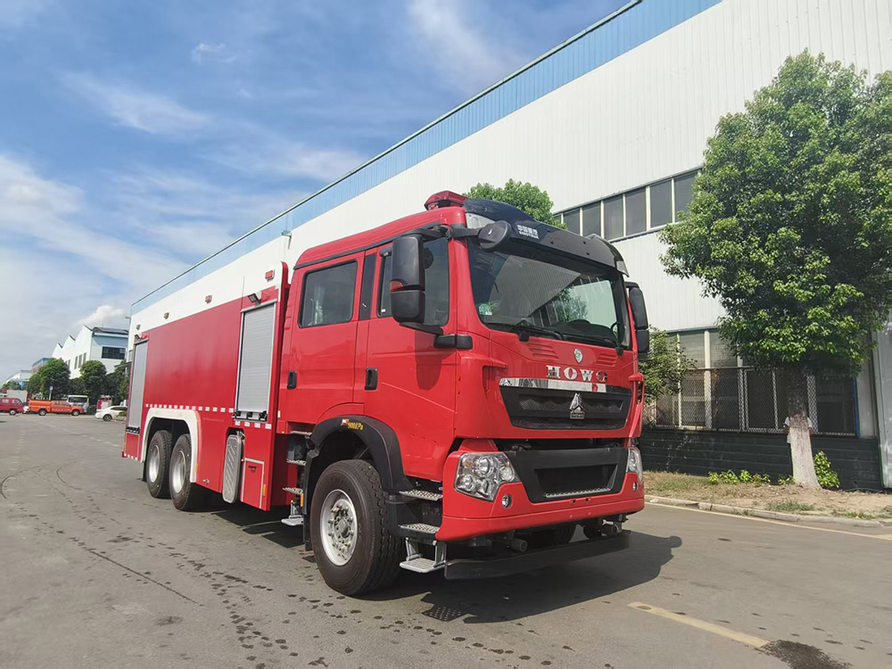重汽豪沃16吨水罐消防车
