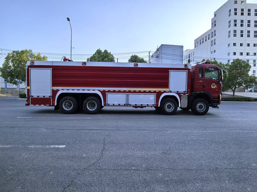 豪沃单排25吨水罐消防车