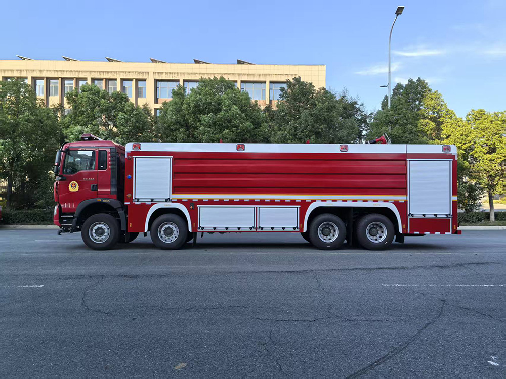 豪沃单排25吨水罐消防车