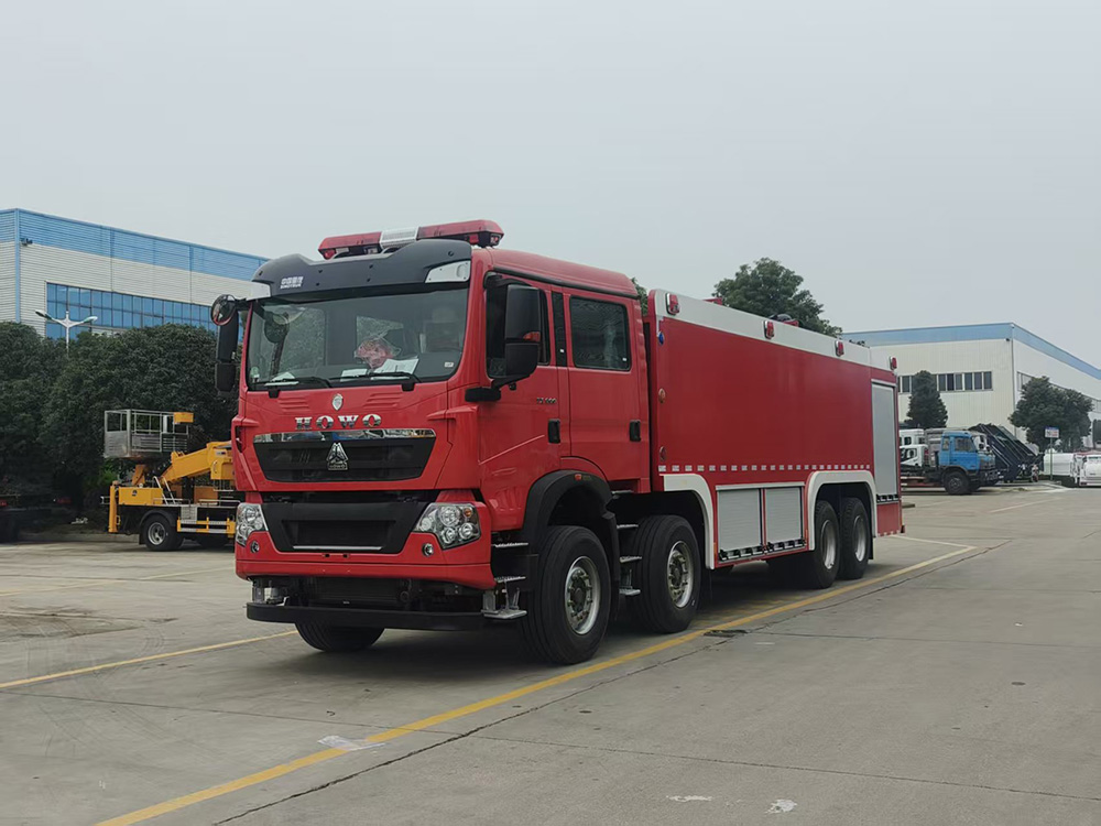 重汽豪沃25吨双排泡沫消防车