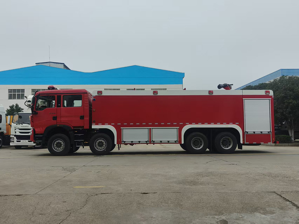 重汽豪沃25吨双排泡沫消防车