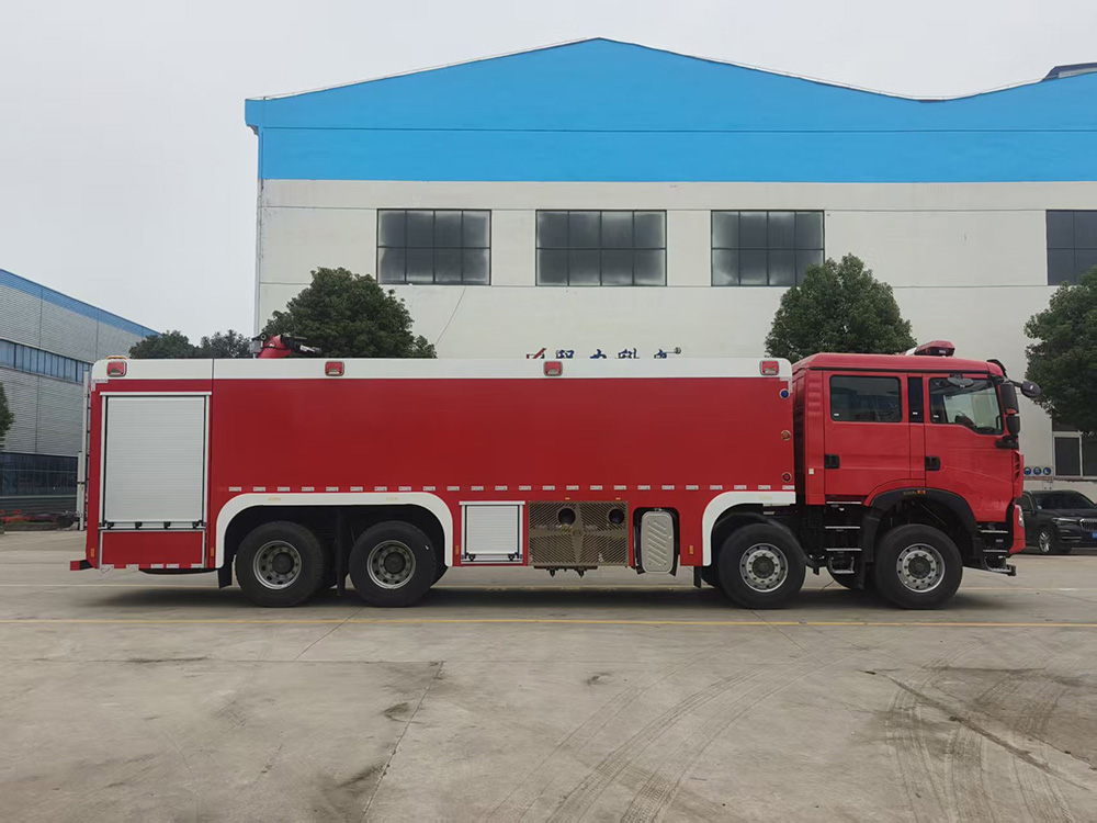 重汽豪沃25吨双排泡沫消防车