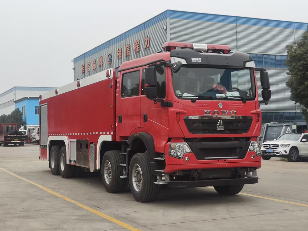 重汽豪沃25吨双排泡沫消防车